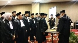 Ketua Umum PP Lawyers Nusantara M Aminuddin SH MH saat melantik 16 advokat di Hotel Beston, Jalan Jenderal Sudirman Palembang, Selasa (11/2/2025) siang.