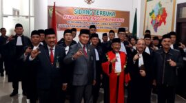 foto bersama usai pengambilan sumpah. foto ist